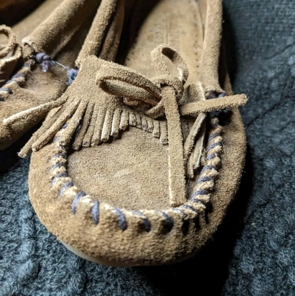 Minnetonka Size 6 Brown Leather Moccasins - Picture 3 of 8